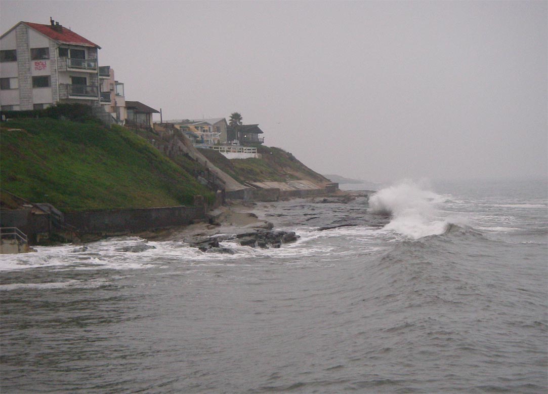 No chance of fishing the rocks near Ocean Beach Pier due to high surf 1/9/2009.