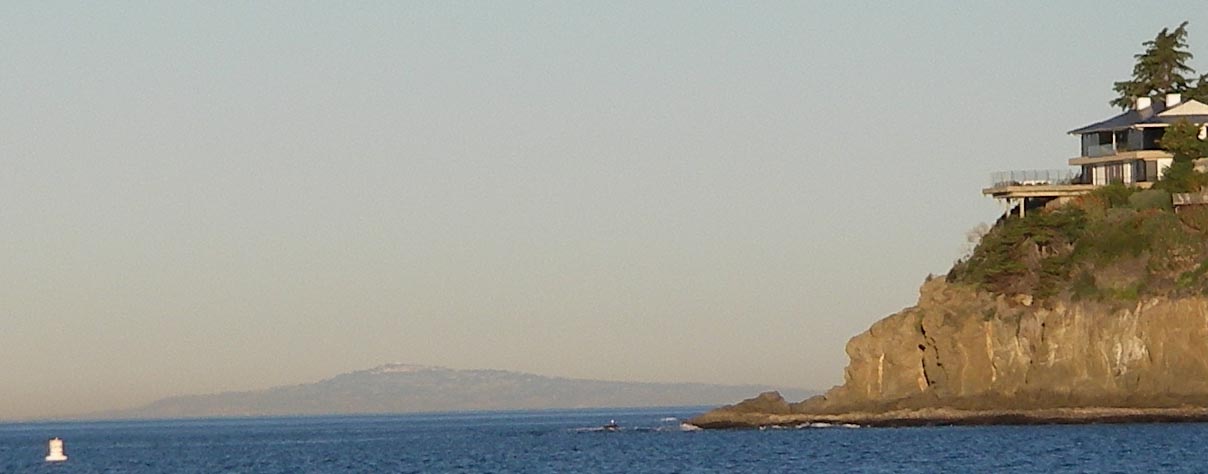 San Pedro Hill on Palos Verdes Peninsula as seen from Sargo Point in Laguna Beach 1/30/2009.