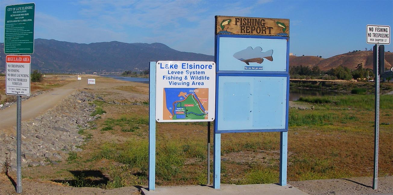 Confusing signs at the entrance of Lake Elsinore Levy.  Hmm, middle sign says fishing area but the two signs on the outside say NO FISHING 4/21/2009