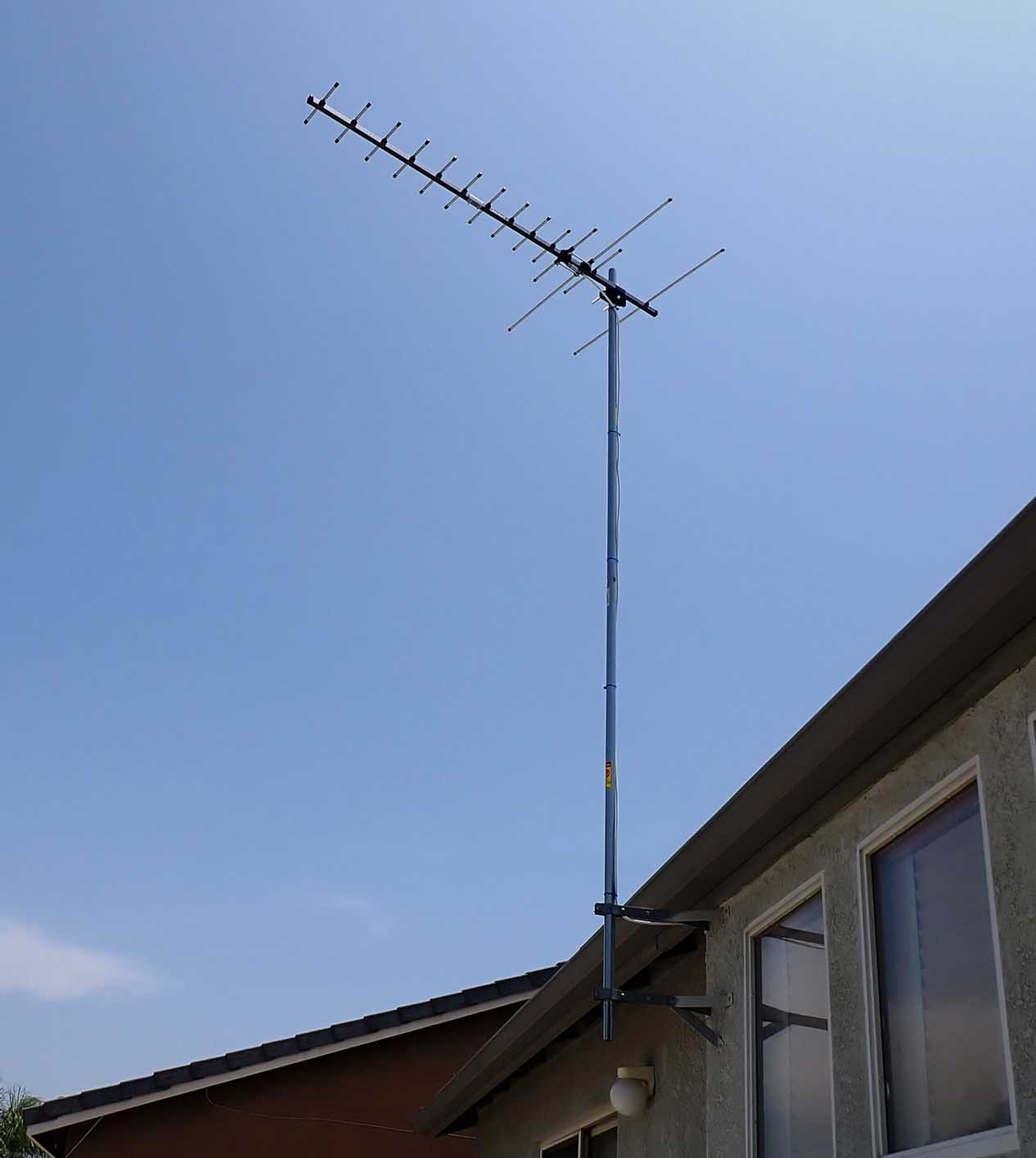 Channel Master TV antenna pointed at Mt. Wilson installed 2/15/2023