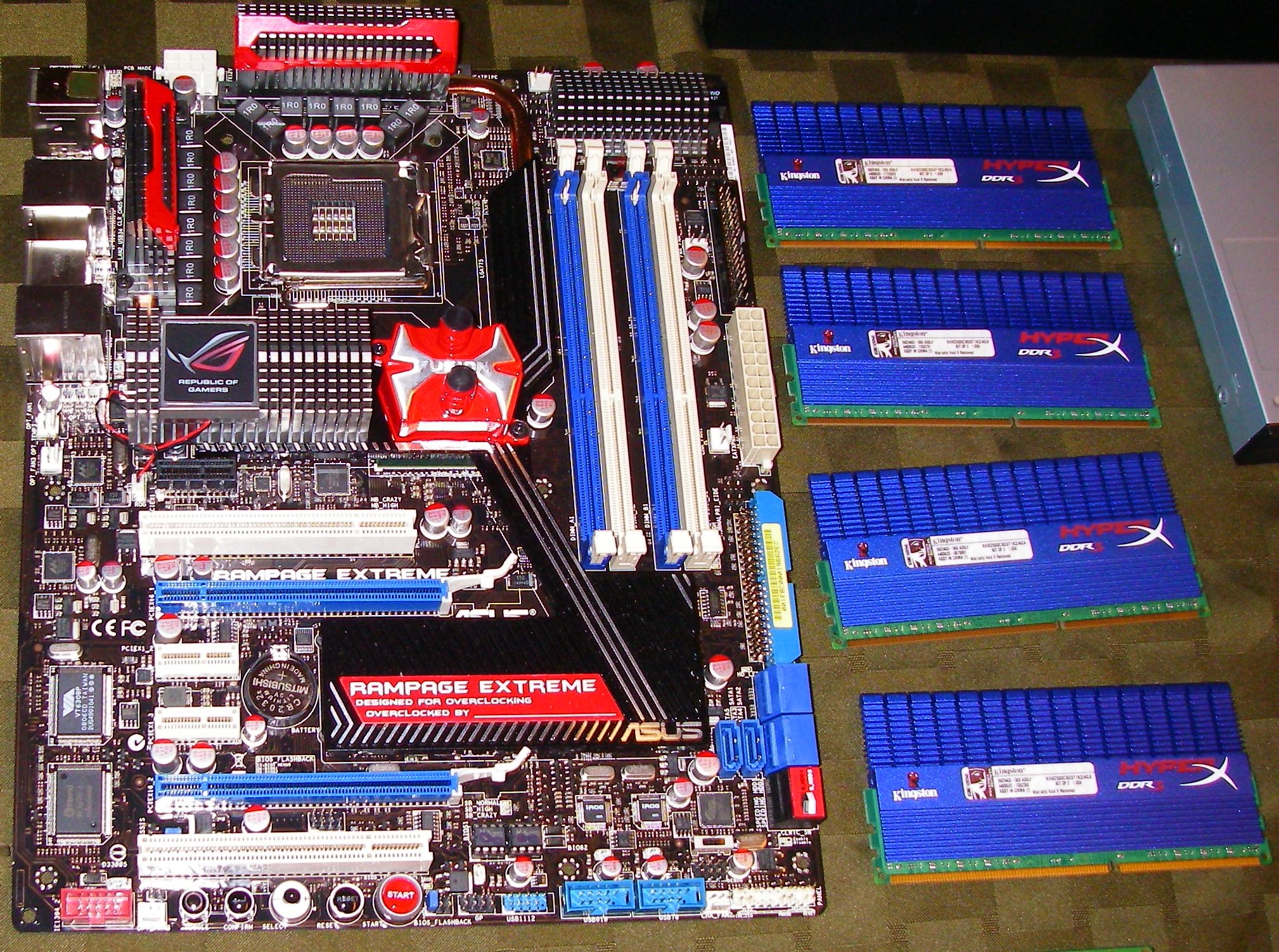 Closeup of Rampage Extreme and Kingston 2x4gb 2000mhz HyperX memory modules 12/22/2009
