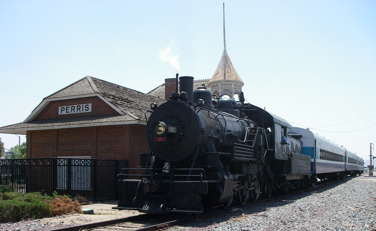 Steam locomotive chugs through Perris CA, 4/30/2007